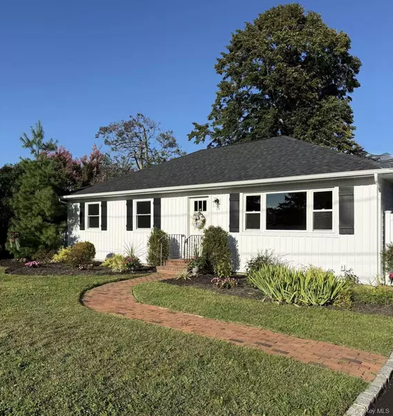 11 E Bay DR, West Islip, NY 11795