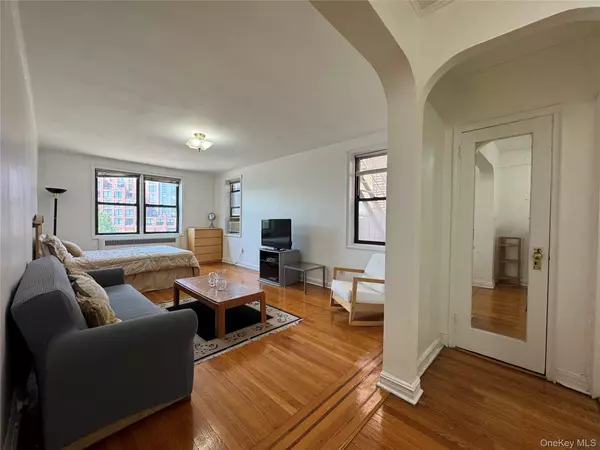 Forest Hills, NY 11375,69-40 yellowstone blvd #404