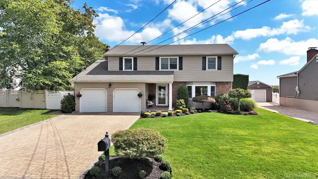 209 Bellevue RD, Oakdale, NY 11769