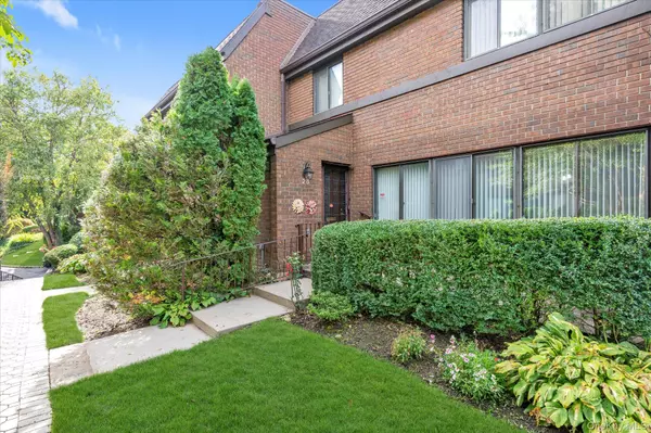 Roslyn, NY 11576,28 Spring HOLW
