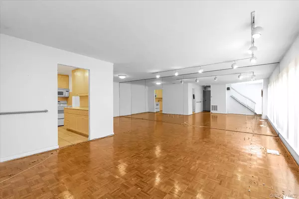 Roslyn, NY 11576,28 Spring HOLW