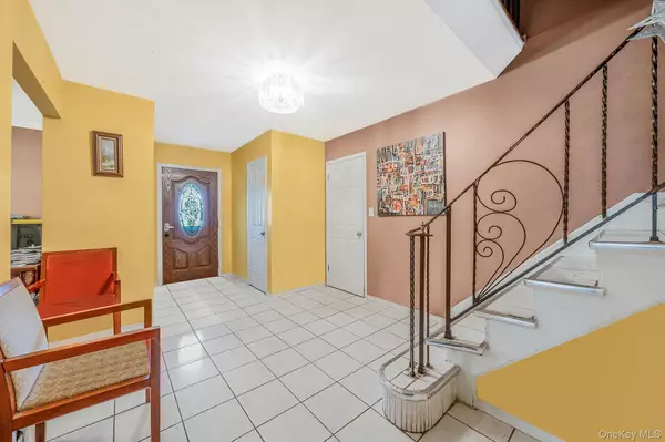 North Babylon, NY 11703,23 Caroline CT