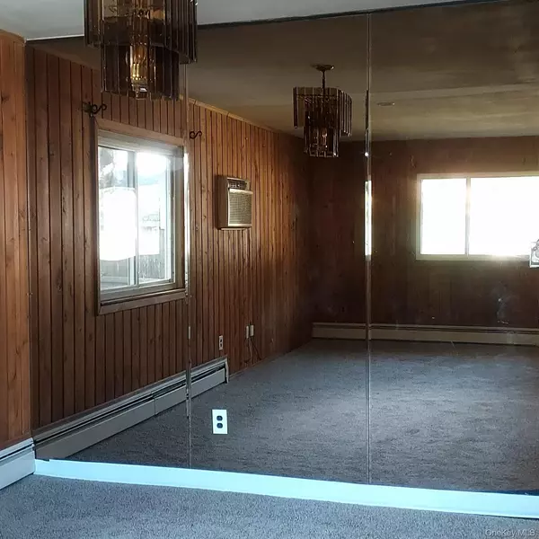 Shirley, NY 11967,40 Pinewood DR