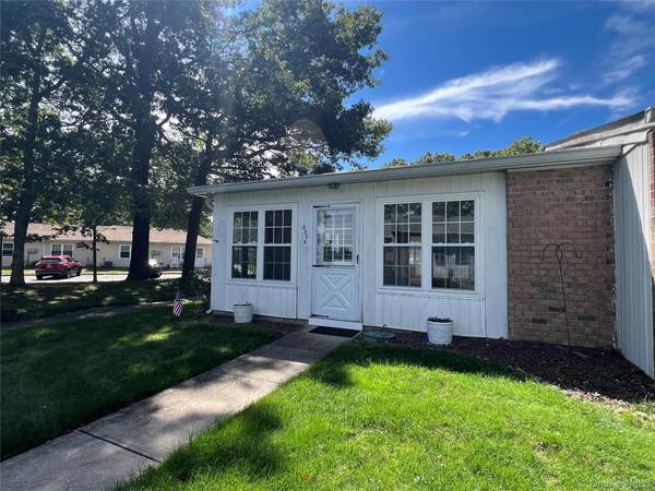 402A Woodbridge DR #402A, Ridge, NY 11961