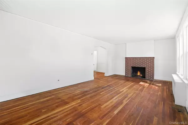 Port Chester, NY 10573,82 Shelley AVE