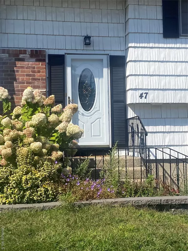 Deer Park, NY 11729,47 Bowling LN