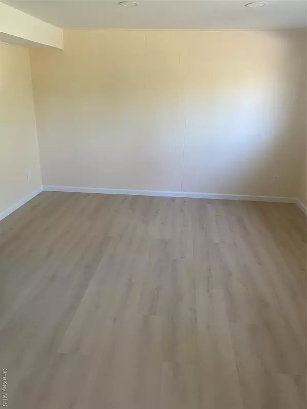 Deer Park, NY 11729,47 Bowling LN