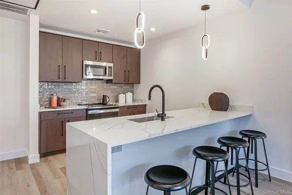 Pleasantville, NY 10570,70 Memorial PLZ #212