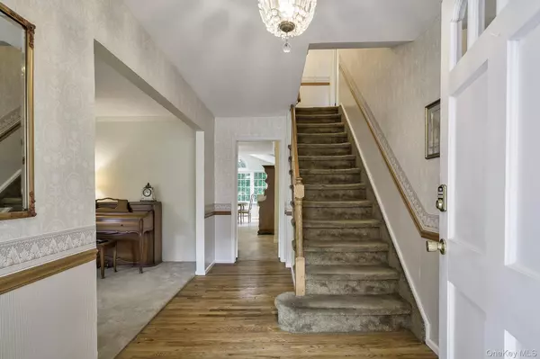 Huntington Station, NY 11746,12 Foxdale CT