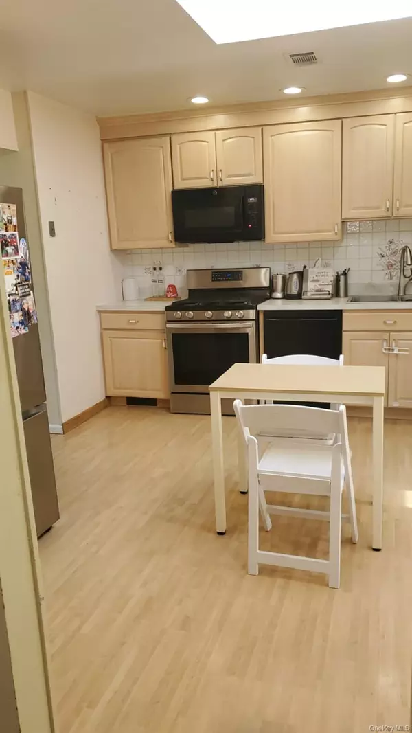 Airmont, NY 10901,12 Van Gogh LN