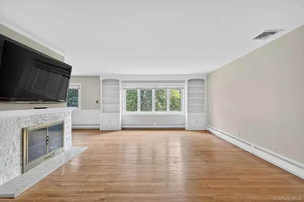 Huntington, NY 11743,12 Griffith LN