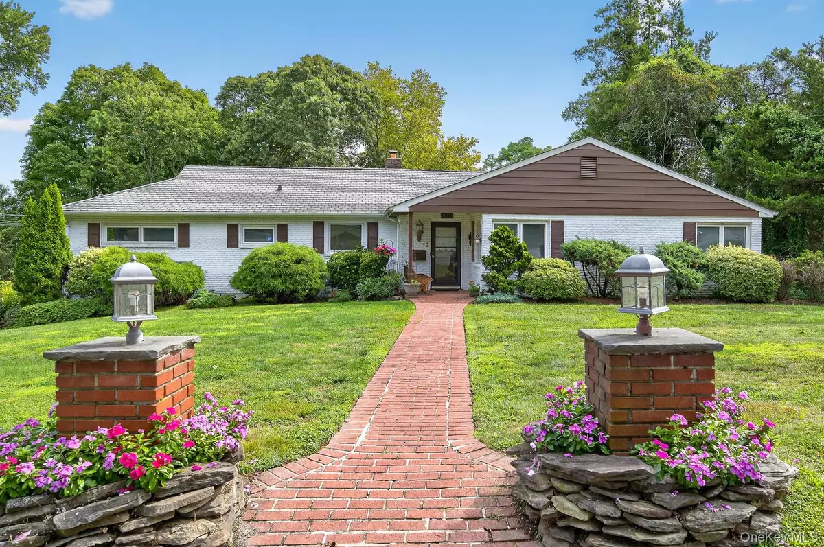 Huntington, NY 11743,12 Griffith LN