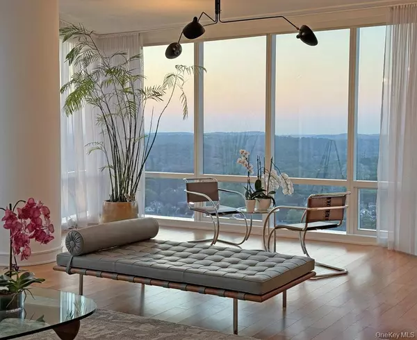 White Plains, NY 10601,5 Renaissance SQ #PH6C