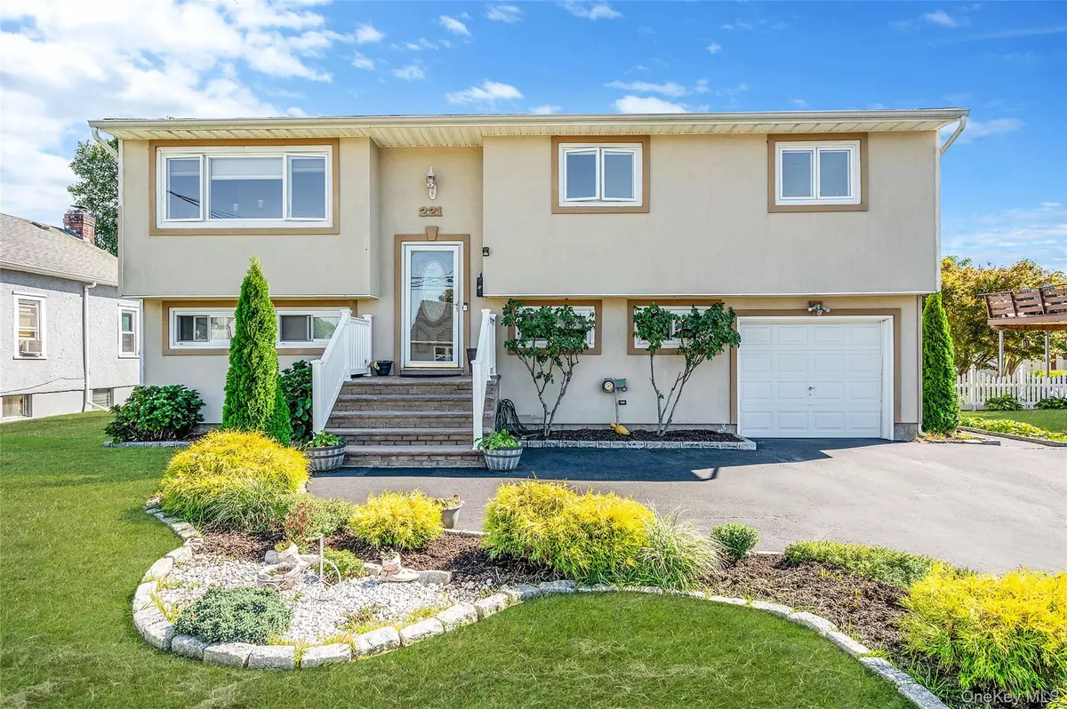 West Babylon, NY 11704,221 14th ST