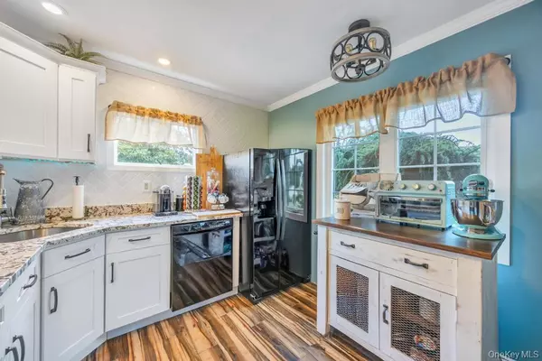 Levittown, NY 11756,63 Silver LN