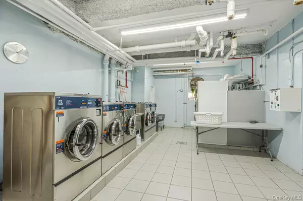 Bayside, NY 11360,23-20 Bell BLVD #5F