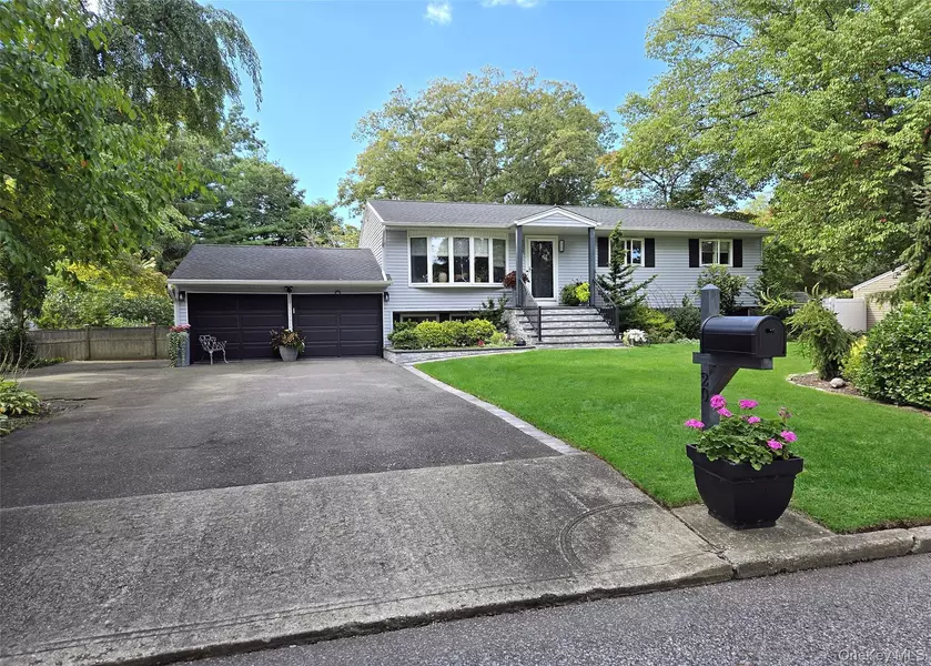 20 Nadine LN, Port Jefferson Station, NY 11776