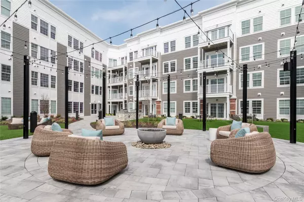 Lindenhurst, NY 11757,75 E Hoffman AVE #1013