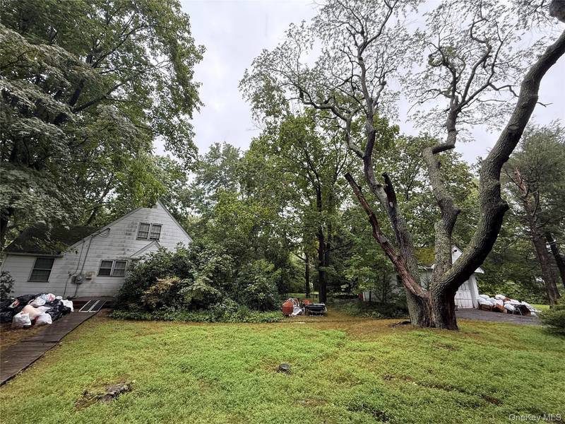 160 Stony Hollow RD, Greenlawn, NY 11740