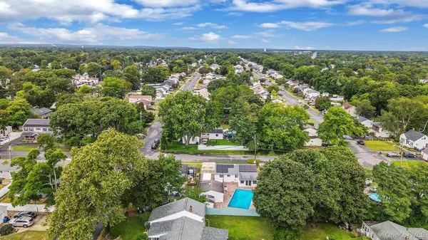 Bay Shore, NY 11706,14 Garden CT