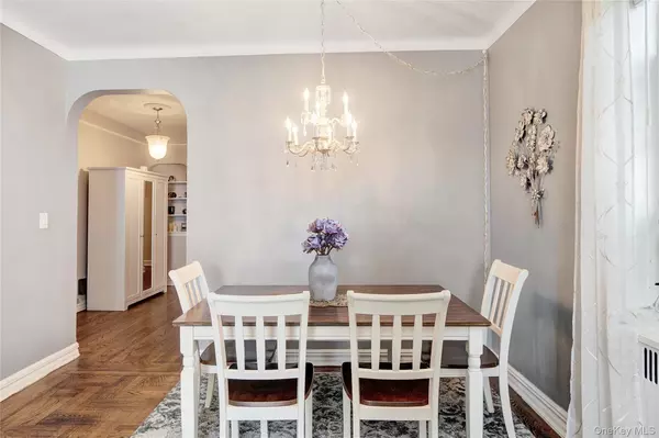 Rockville Centre, NY 11570,55 Grand AVE #3E