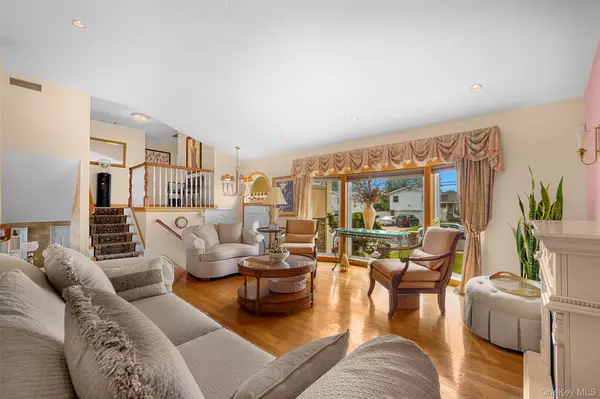 Westbury, NY 11590,7 Maxwell DR