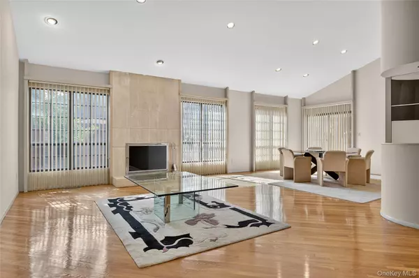 Manhasset, NY 11030,39 Bluebird Hill CT