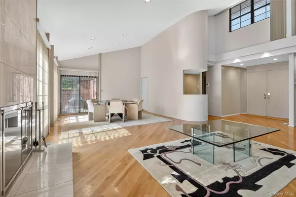 Manhasset, NY 11030,39 Bluebird Hill CT