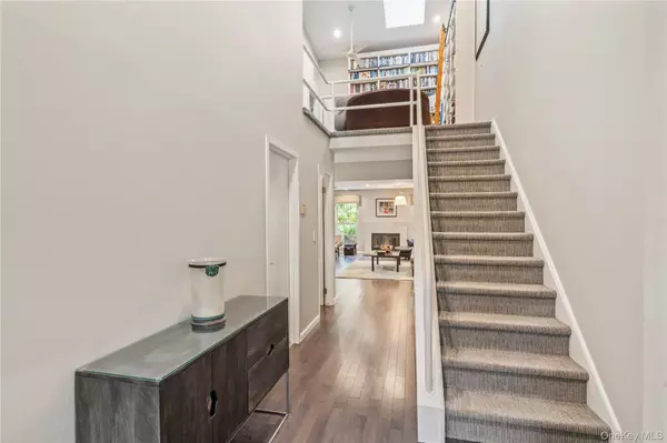 Syosset, NY 11791,154 Hidden Ridge DR