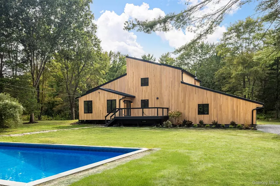 93 Clinton Corners RD, Salt Point, NY 12578