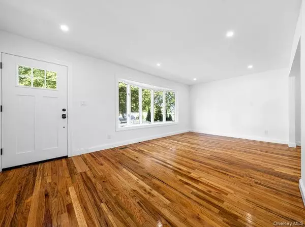 Westbury, NY 11590,9 Grayston ST