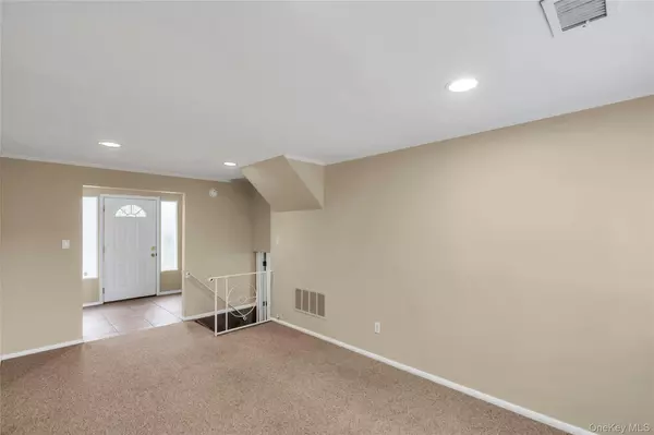 Plainview, NY 11803,34 Julliard DR