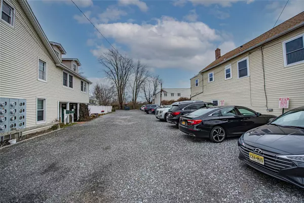 Babylon, NY 11702,206 E Main ST #Upper Right