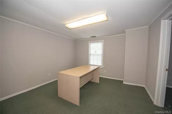 Babylon, NY 11702,206 E Main ST #Upper Right