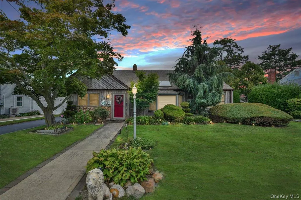 Massapequa Park, NY 11762,115 Primrose AVE