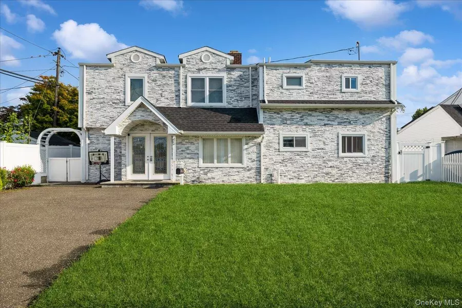 45 Universe DR, Levittown, NY 11756