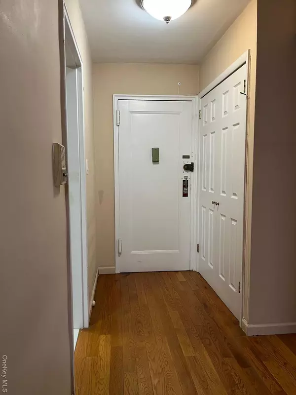 Flushing, NY 11367,66-10 149 St #1F