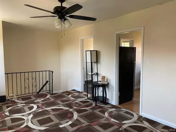 Glen Oaks, NY 11004,73-24 255th ST #H-2