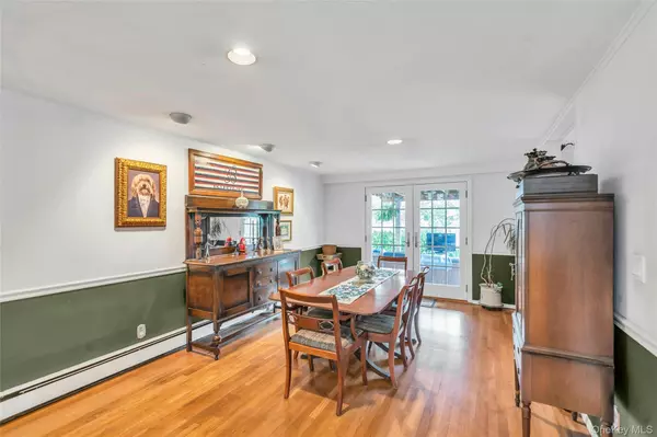 Westbury, NY 11590,29 Crystal LN