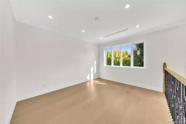 Bayside, NY 11364,5648 219th ST