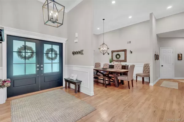 East Setauket, NY 11733,14 Daremy LN