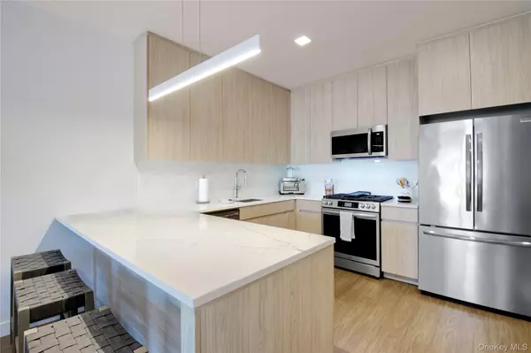 Roslyn, NY 11576,333 Warner AVE #206