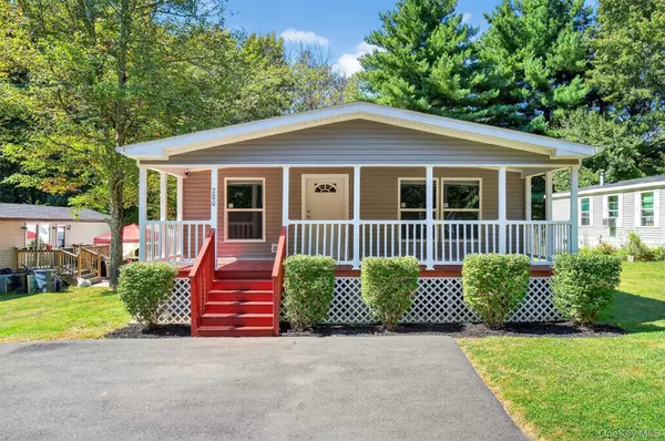 280 Fawn Walden CIR, Walden, NY 12586