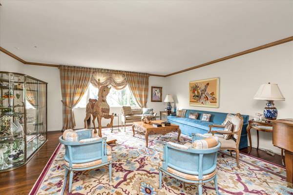 East Hills, NY 11576,19 Flamingo RD