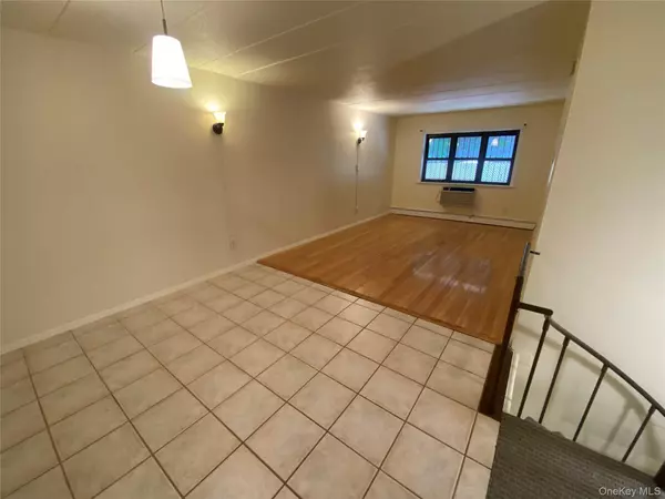 Little Neck, NY 11362,68-05 242 ST #31A