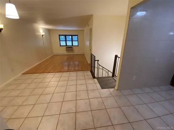 Little Neck, NY 11362,68-05 242 ST #31A