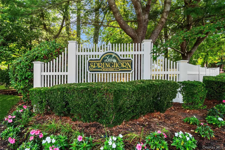 25 Oyster Cove LN, Blue Point, NY 11715