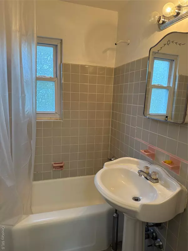 Holliswood, NY 11423,87-16 Marengo ST #2B