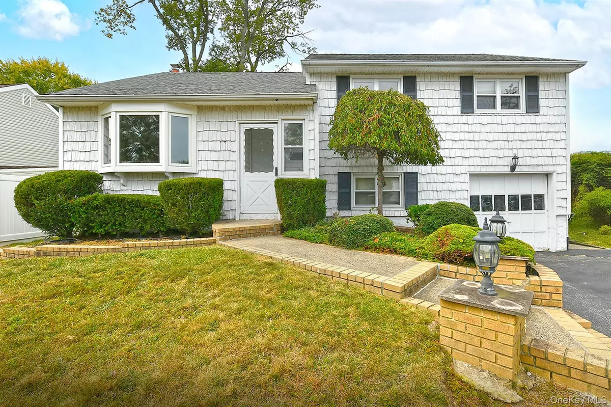 Massapequa, NY 11758,42 Amherst DR