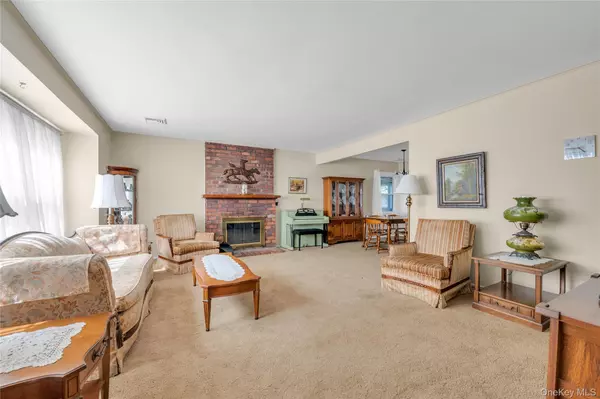 Old Bethpage, NY 11804,21 Farragut RD